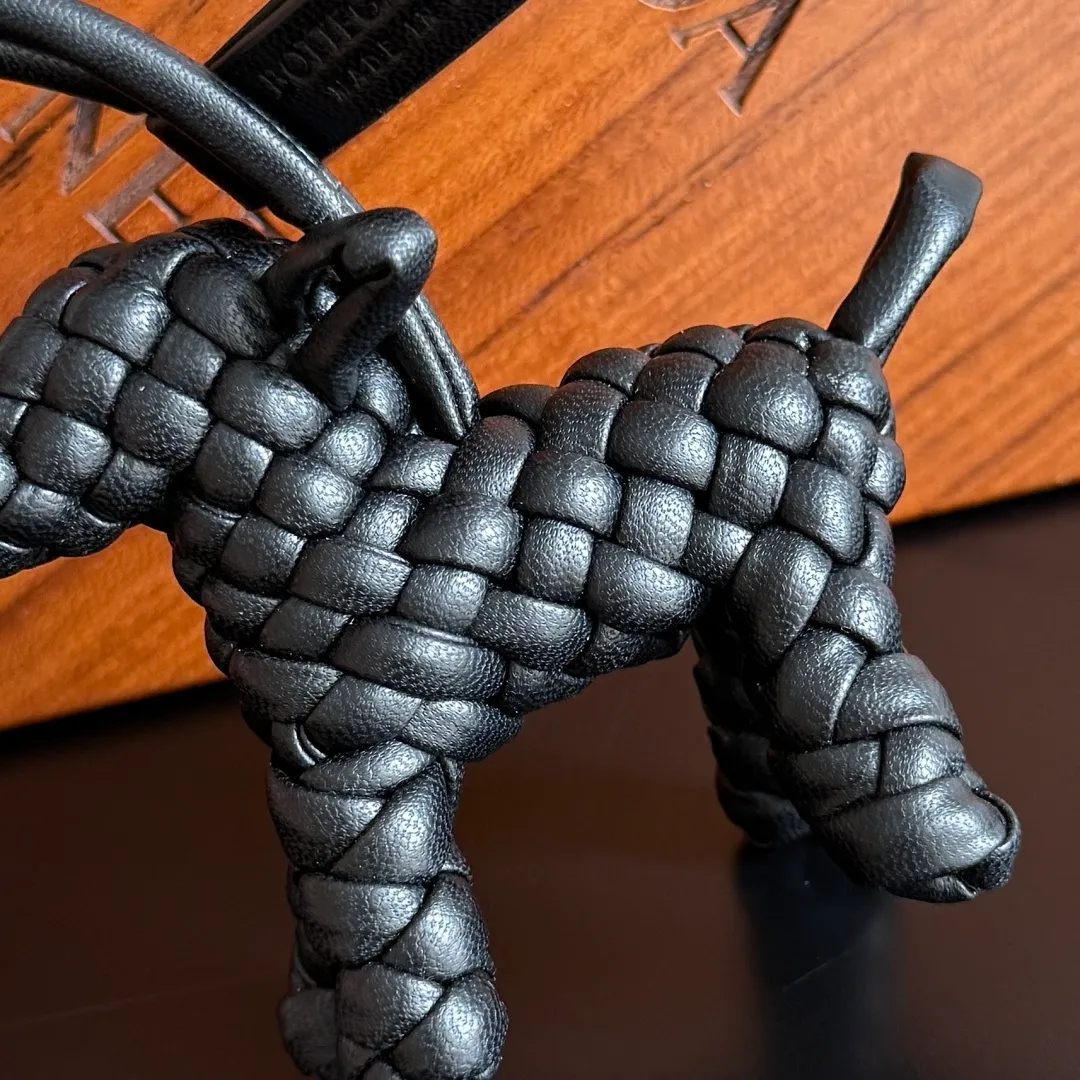 Batch 540 BOTTEGA VENETA2025 new puppy🐕 style pendant Braided puppy is online😎 Leather braided puppy style pendant can be hung on any handbag, and it is as cute, delicate and colorful as it matches with a bag. Cute and cute, it will touch your heart at any time. It can be hung on bags or keychains. Who can resist such a cute puppy? Style number: 807068